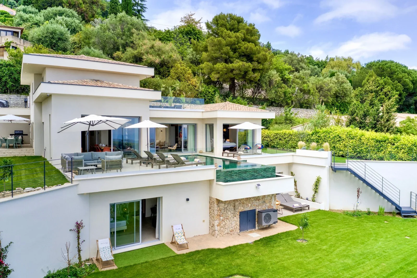 Façade contemporaine de la Villa One Eighty avec piscine à débordement