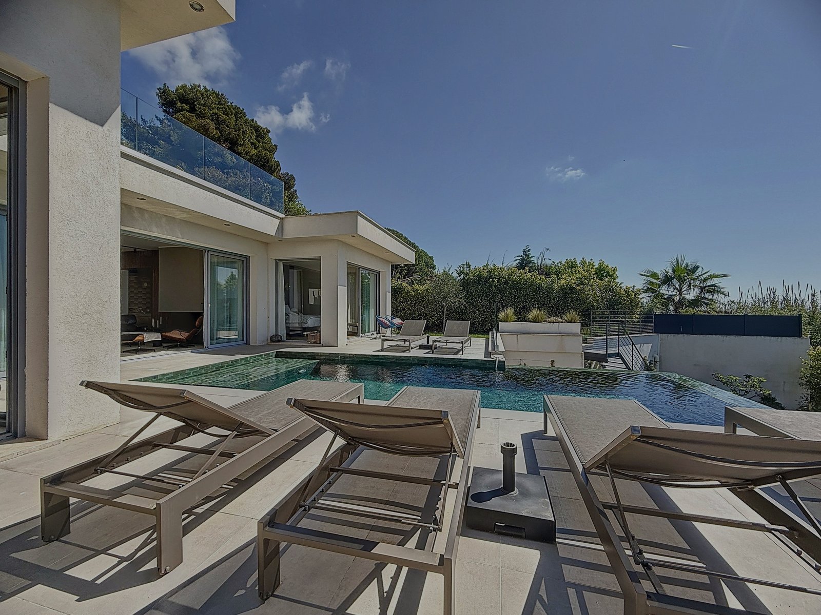 Façade contemporaine de la Villa One Eighty avec vue panoramique sur la Côte d'Azur